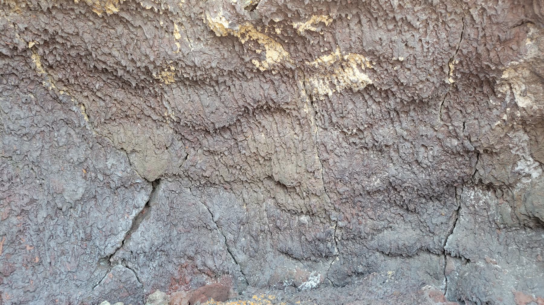Ropy pahoehoe lava formations and a frozen flow texture across the Jordan Craters field